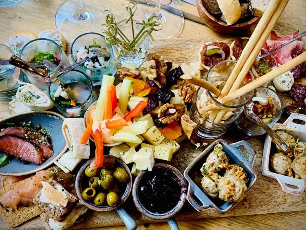 Vielfältige Schmankerlplatte mit Käse, Fleisch, Gemüse und Brot
