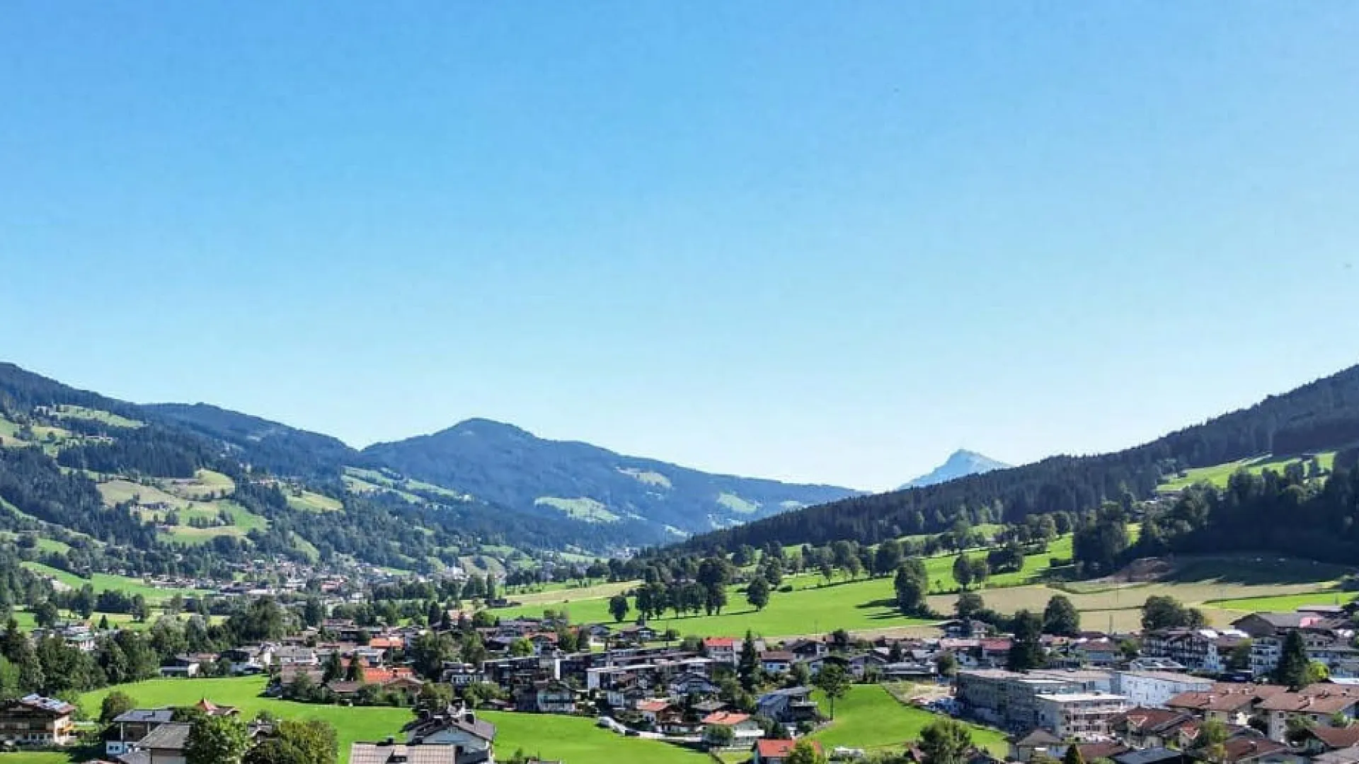 Panoramaansicht auf das Kitzbüheler Horn und die umliegende Landschaft.