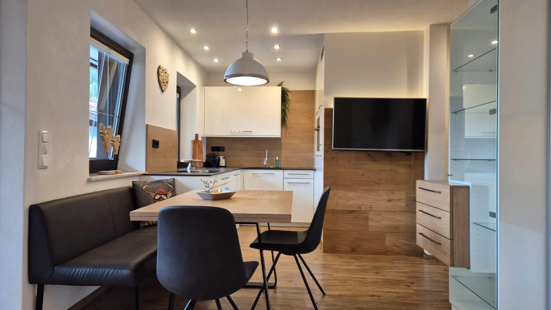 moderne Esszimmer mit Holzmöbeln und Flachbild-TV